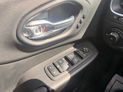 Used 2020 Jeep Cherokee Trailhawk image 17