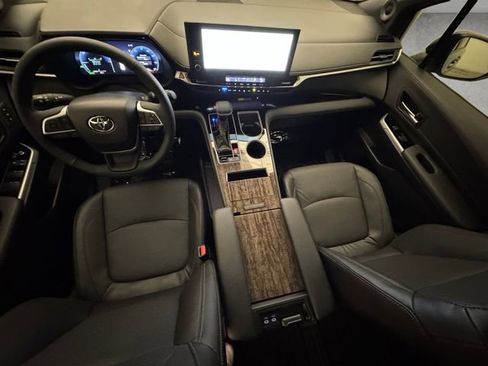 Used 2025 Toyota Sienna Limited image 20