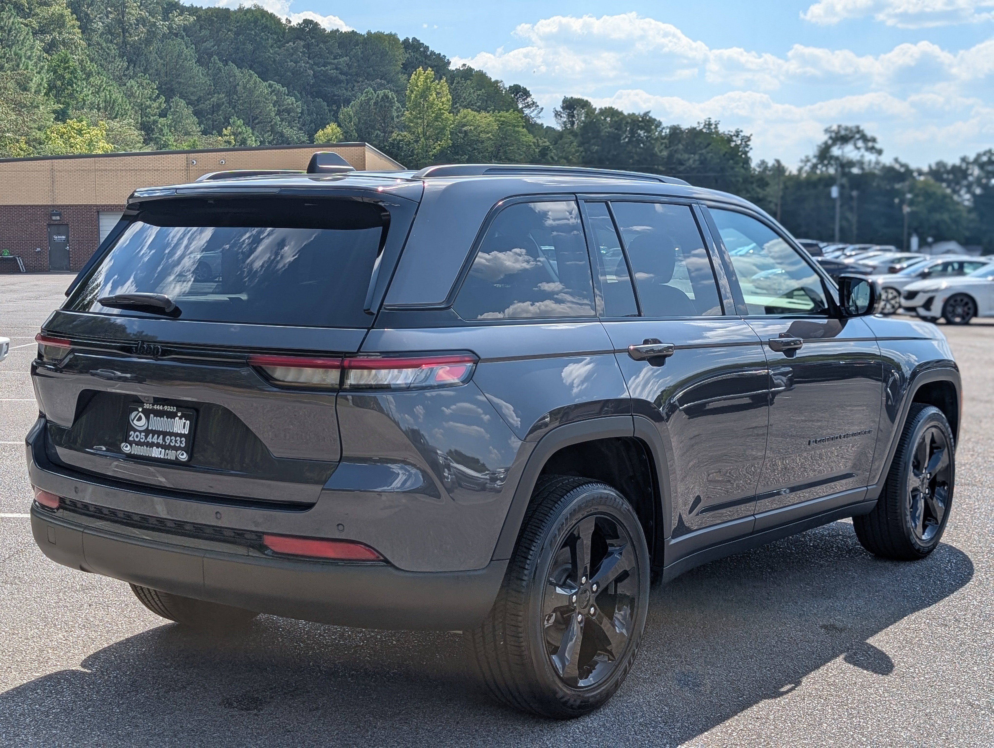 Used 2024 Jeep Grand Cherokee Altitude RWD image 9