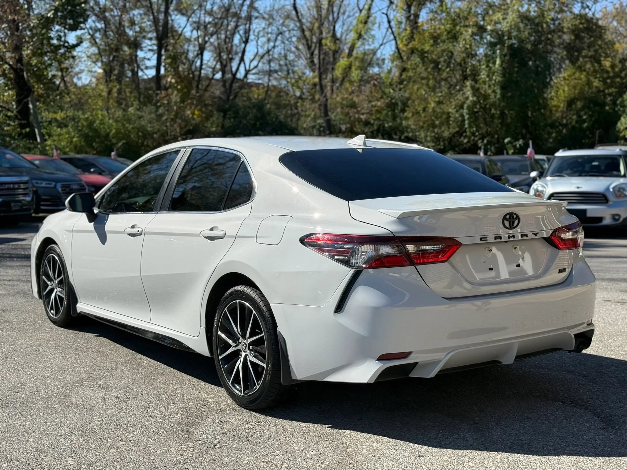 Used 2022 Toyota Camry SE FWD image 6