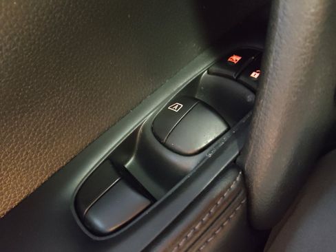 Used 2020 Nissan Rogue S FWD image 27