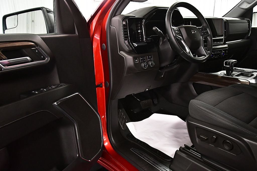 Used 2023 Chevrolet Silverado 1500 RST w/ Z71 Off-Road Package AWD/4WD image 17