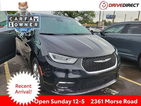 Used 2024 Chrysler Pacifica Touring-L FWD image 1