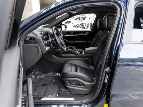 Certified 2024 Porsche Cayenne AWD/4WD image 25