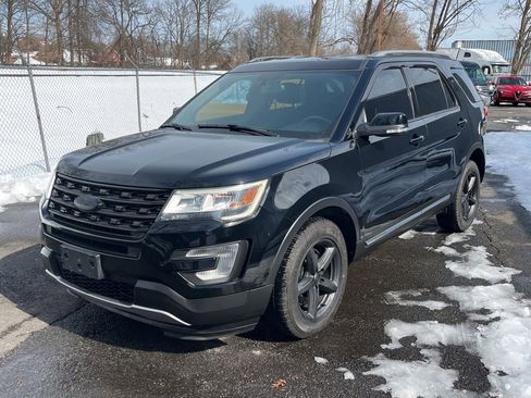 Used 2017 Ford Explorer XLT w/ Equipment Group 201A image 2