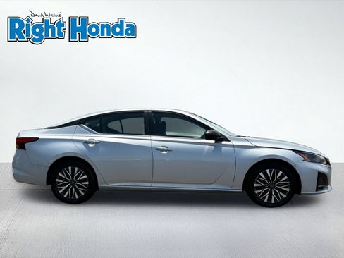 Used 2024 Nissan Altima 2.5 SV FWD image 9