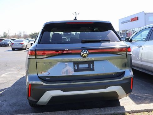 Used 2025 Volkswagen Tiguan SE image 18