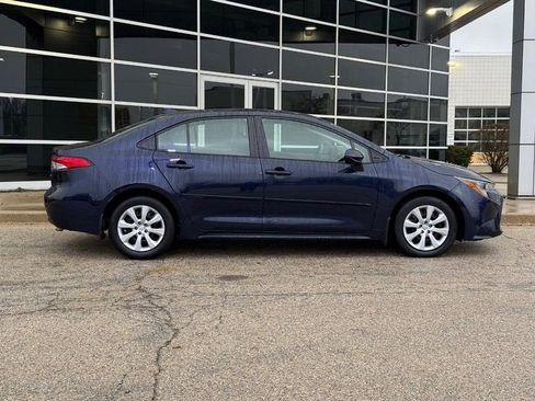 Used 2022 Toyota Corolla LE image 2
