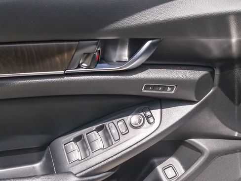 Used 2018 Honda Accord Touring image 17