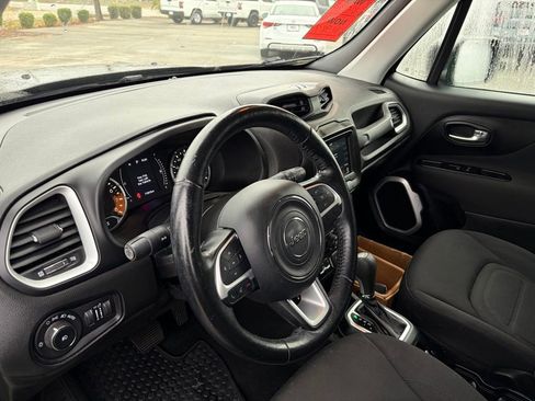 Used 2018 Jeep Renegade Latitude w/ Safety & Security Group image 14