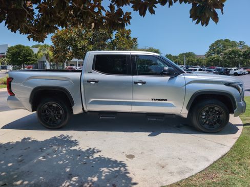 Used 2023 Toyota Tundra SR5 w/ SR5 Convenience Package AWD/4WD image 11
