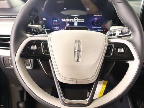 New 2026 Lincoln Aviator 2WD image 3