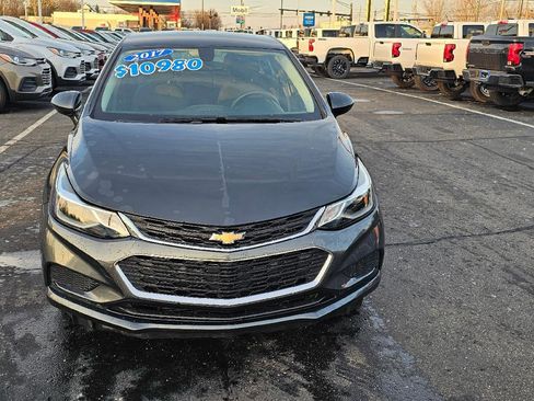 Used 2017 Chevrolet Cruze LT image 2