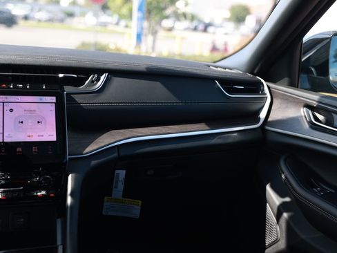 New 2025 Jeep Grand Cherokee Limited image 25