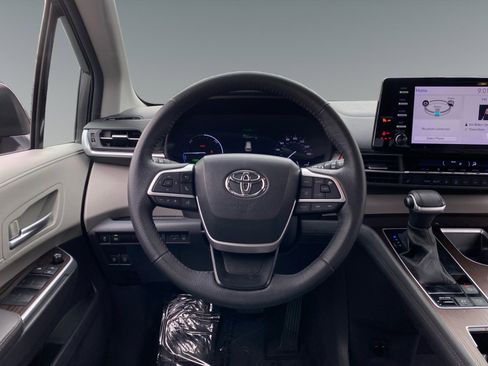 Used 2023 Toyota Sienna XLE FWD image 12