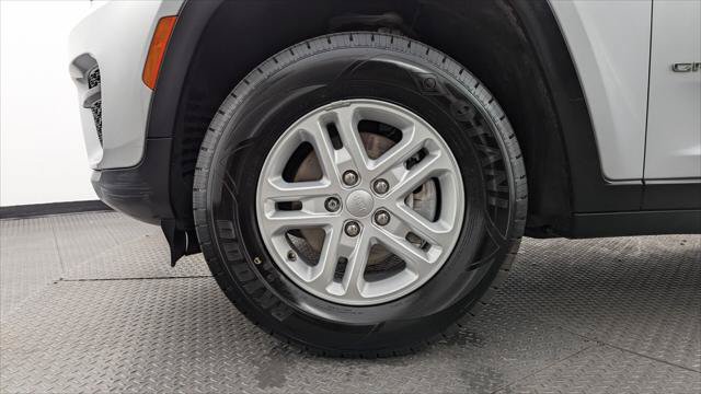 Used 2024 Jeep Grand Cherokee Laredo RWD image 28
