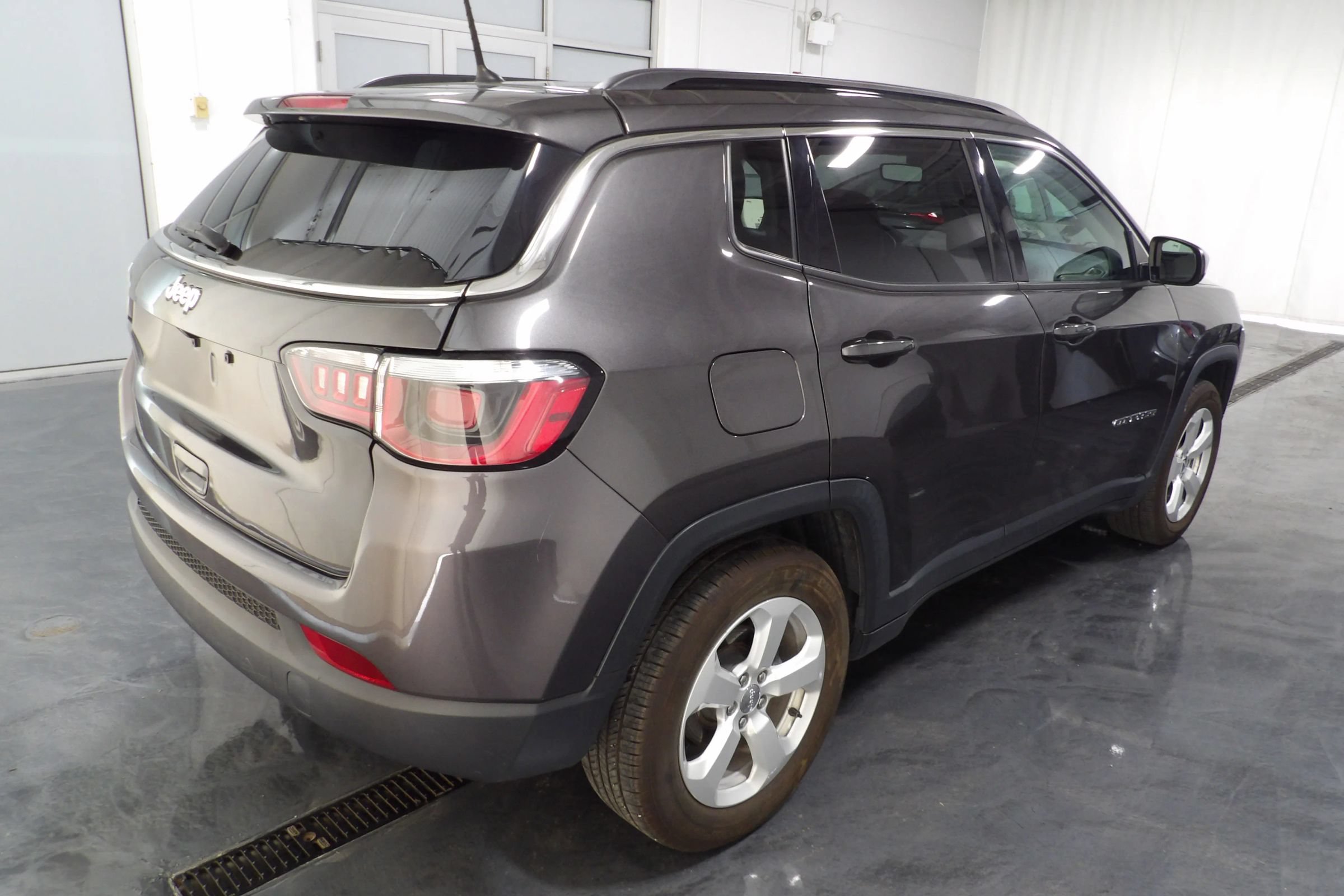Used 2018 Jeep Compass Latitude w/ Cold Weather Group FWD image 4