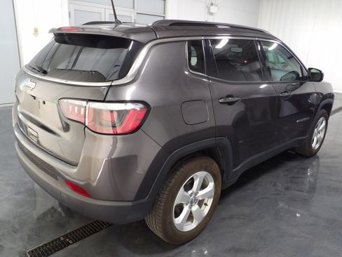 Used 2018 Jeep Compass Latitude w/ Cold Weather Group FWD image 4