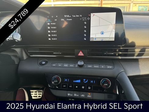 Used 2025 Hyundai Elantra SEL image 18