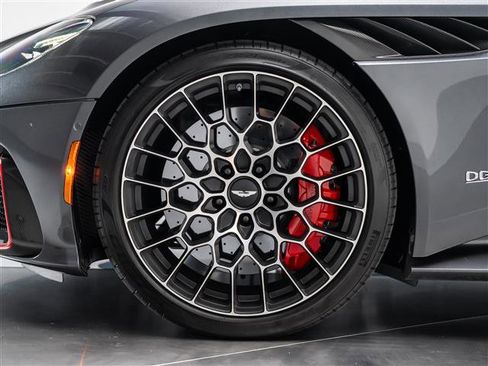Used 2023 Aston Martin DBS Coupe image 4