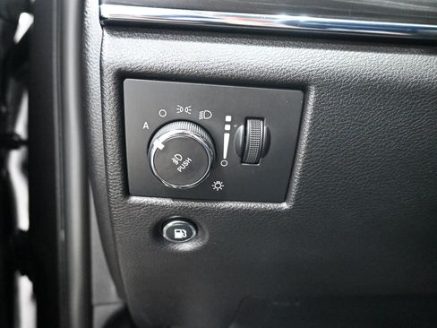 Used 2019 Jeep Grand Cherokee Limited AWD/4WD image 9