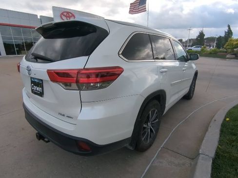 Used 2017 Toyota Highlander XLE AWD/4WD image 3