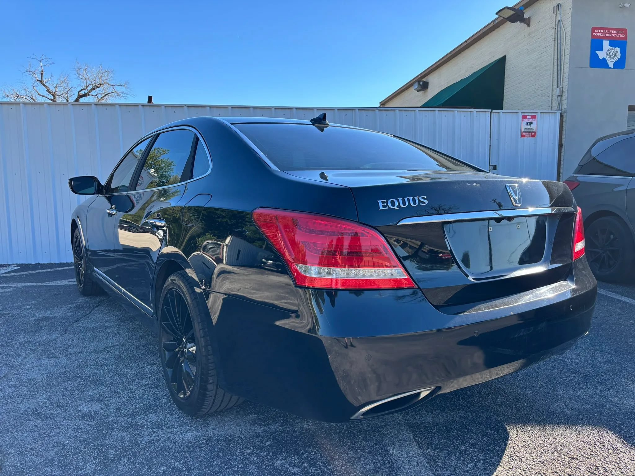 Used 2014 Hyundai Equus Signature RWD image 3