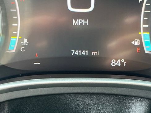 Used 2023 Chrysler Pacifica Touring-L FWD image 17