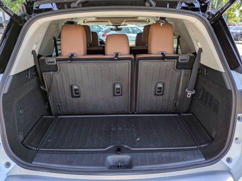 Certified 2025 Nissan Pathfinder Platinum w/ Black Appearance Package FWD image 13