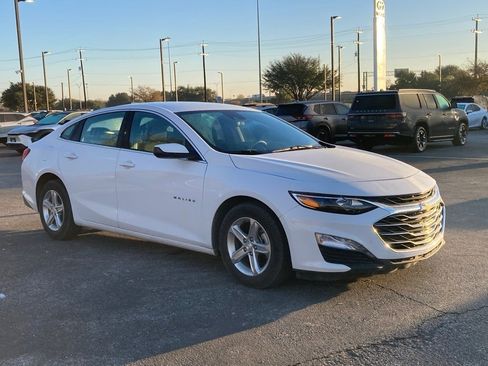 Used 2024 Chevrolet Malibu LT image 3