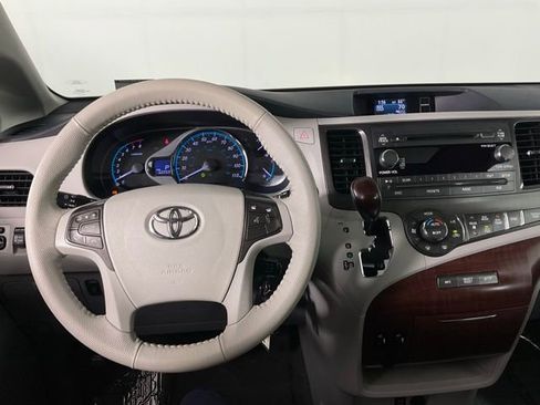 Used 2014 Toyota Sienna XLE image 17