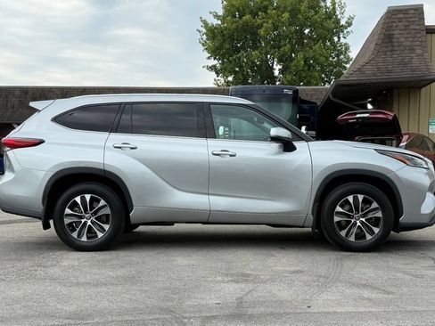 Used 2021 Toyota Highlander XLE AWD/4WD image 6