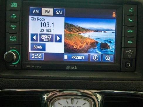 Used 2012 Chrysler Town & Country Limited image 9