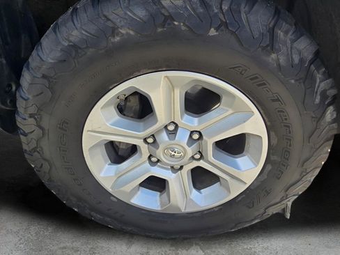 Used 2020 Toyota 4Runner SR5 AWD/4WD image 17
