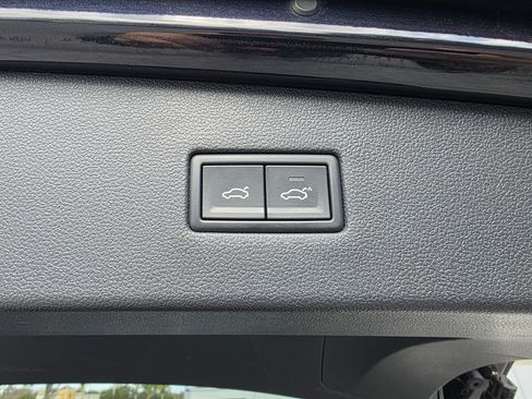 Used 2018 Volkswagen Tiguan SEL Premium image 11