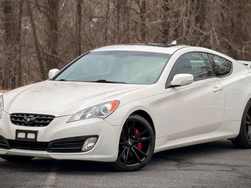 Used 2011 Hyundai Genesis 3.8 image 2