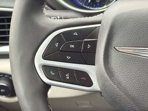 Used 2023 Chrysler Pacifica Touring-L image 20