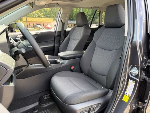 Used 2025 Toyota RAV4 XLE w/ Convenience Package AWD/4WD image 18