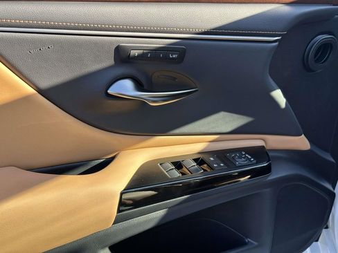 Used 2023 Lexus ES 250 w/ Premium Package image 13