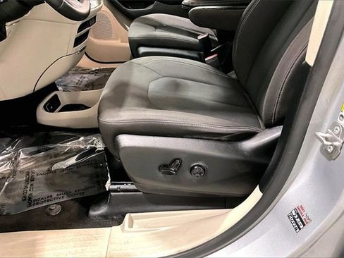 Used 2022 Chrysler Voyager LX image 19