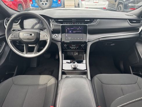 Used 2025 Jeep Grand Cherokee Laredo X image 11