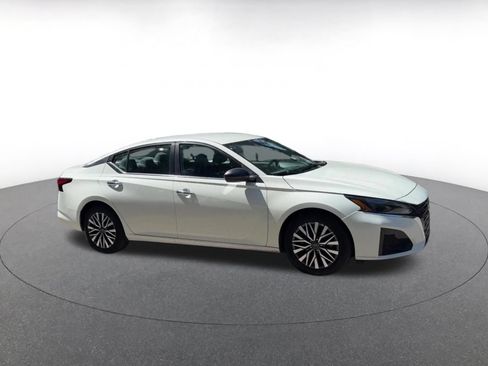 Used 2025 Nissan Altima 2.5 SV FWD image 2