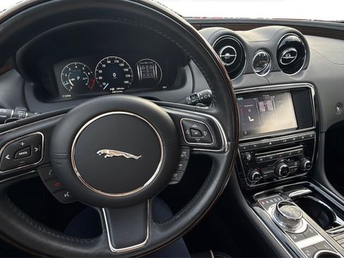 Used 2016 Jaguar XJ R-Sport RWD image 36