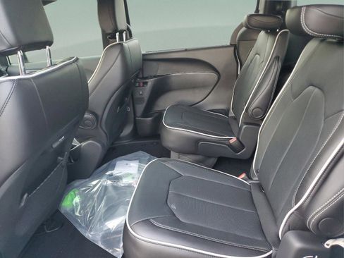 New 2026 Chrysler Pacifica Limited w/ S Appearance Package image 10