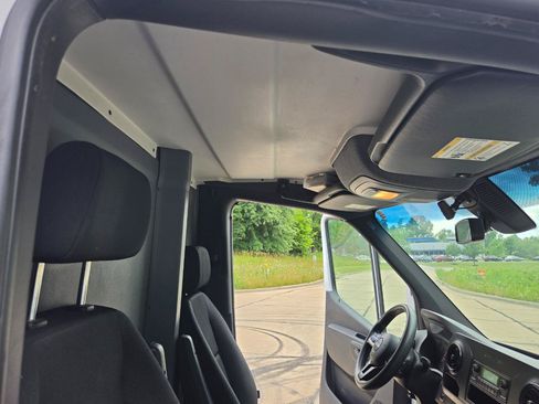 Used 2019 Freightliner Sprinter 144 RWD image 31
