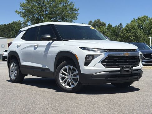 Used 2024 Chevrolet TrailBlazer LS w/ LS Convenience Package FWD image 2