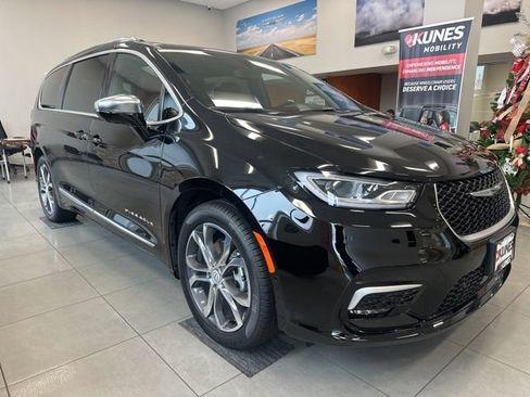New 2026 Chrysler Pacifica Pinnacle image 2
