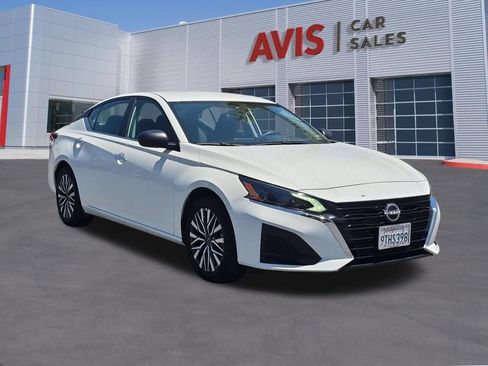 Used 2025 Nissan Altima 2.5 SV FWD image 3