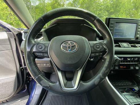 Used 2021 Toyota RAV4 XLE Premium AWD/4WD image 26