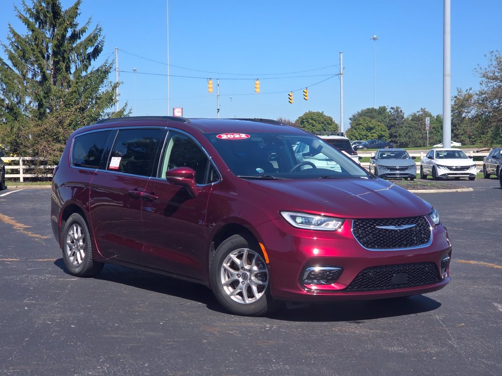 Used 2022 Chrysler Pacifica Touring-L w/ Uconnect Theater Family Group FWD image 2